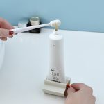 Nouveau accessoires de salle de bain dentifrice presse-agrumes distributeur de pâte à dents Tube presse-agrumes nettoyant pour le visage presse support roulant pour les enfants