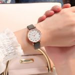 Femmes montres Simple Vintage petit cadran montre doux bracelet en cuir Sports de plein air horloge cadeau