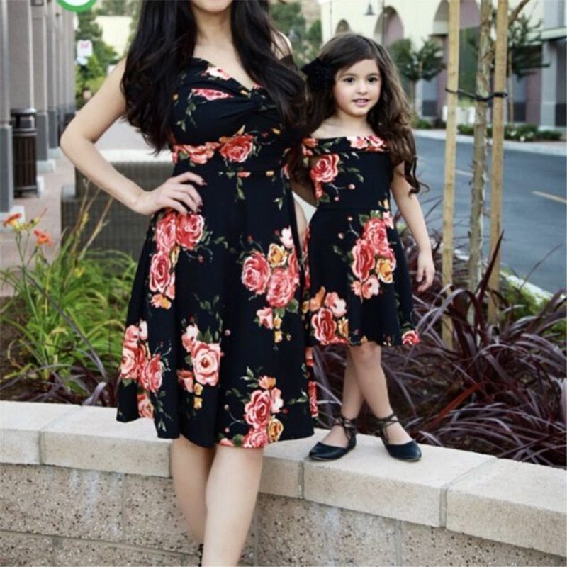 Famille-mère-et-fille-robe-florale-imprimé-épaules-dénudées-été-sans-manches-correspondant-femmes-fille-vêtements-décontractés-Costume-de-famille Famille mère et fille robe florale imprimé épaules dénudées été sans manches correspondant femmes fille vêtements décontractés Costume de famille