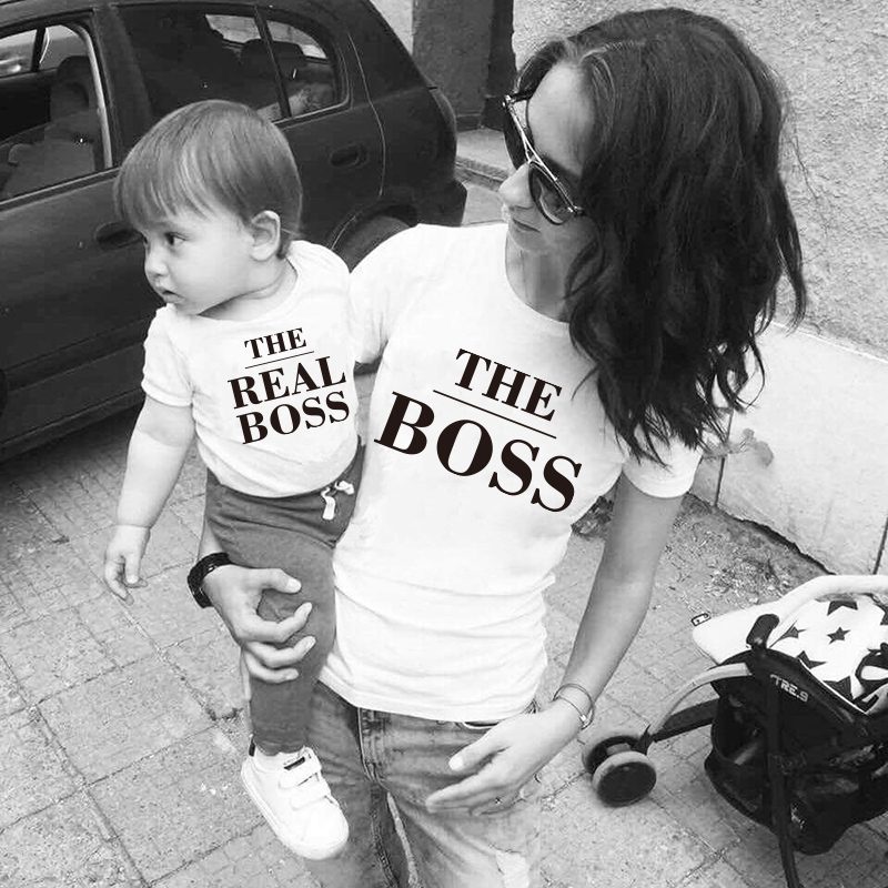 Vêtements-mère-et-me-le-BOSS-et-le-REAL-BOSS-|-Vêtements-en-coton-pour-petite-fille,-tenues-assorties,-t-shirt-noir-et-blanc Vêtements mère et me le BOSS et le REAL BOSS | Vêtements en coton pour petite fille, tenues assorties, t-shirt noir et blanc