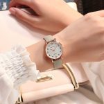 Femmes montres Simple Vintage petit cadran montre doux bracelet en cuir Sports de plein air horloge cadeau