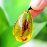 Collier pendentif en pierre insecte | Pierre naturelle, Scorpions Inclusion, pendentif ambre de la baltique, décoration pour la maison, cadeau de voyage pour fête de mariage