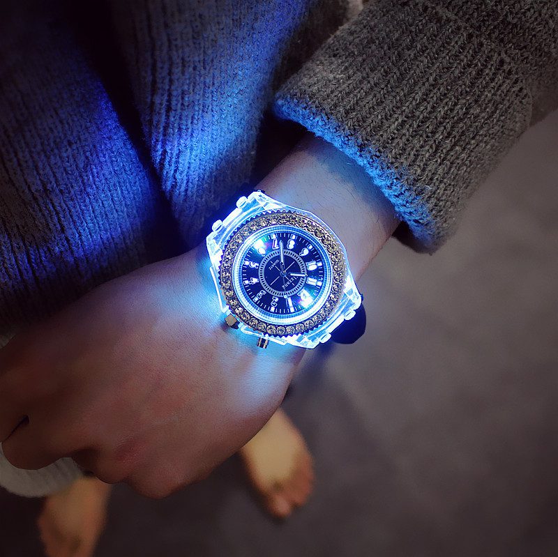 Mode-Flash-montre-lumineuse-personnalité-tendances-étudiants-amoureux-gelées-femme-hommes-montres-lumière-montre-bracelet-zegarek-damski Mode Flash montre lumineuse personnalité tendances étudiants amoureux gelées femme hommes montres lumière montre-bracelet zegarek damski